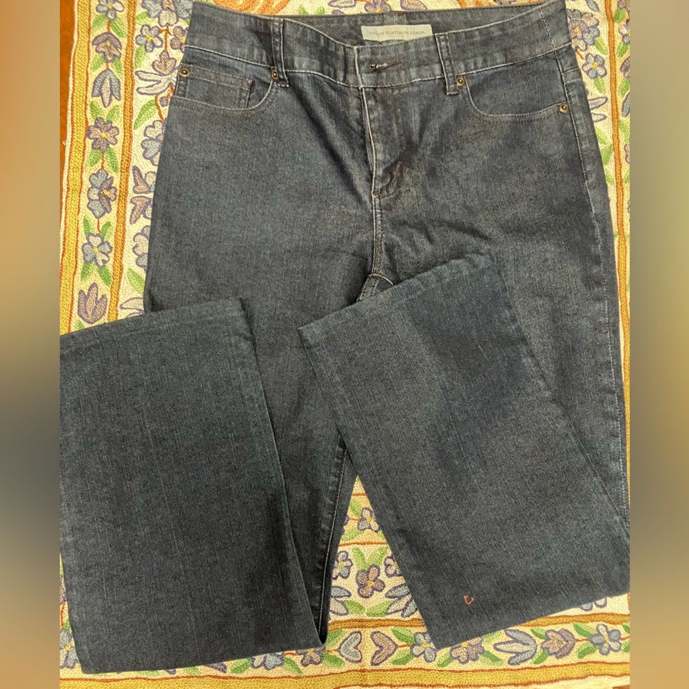 Chico’s Platinum Denim, size O Short. Ultimate Fit BootLeg. 5 pocket w/zip fly. - Picture 4 of 4